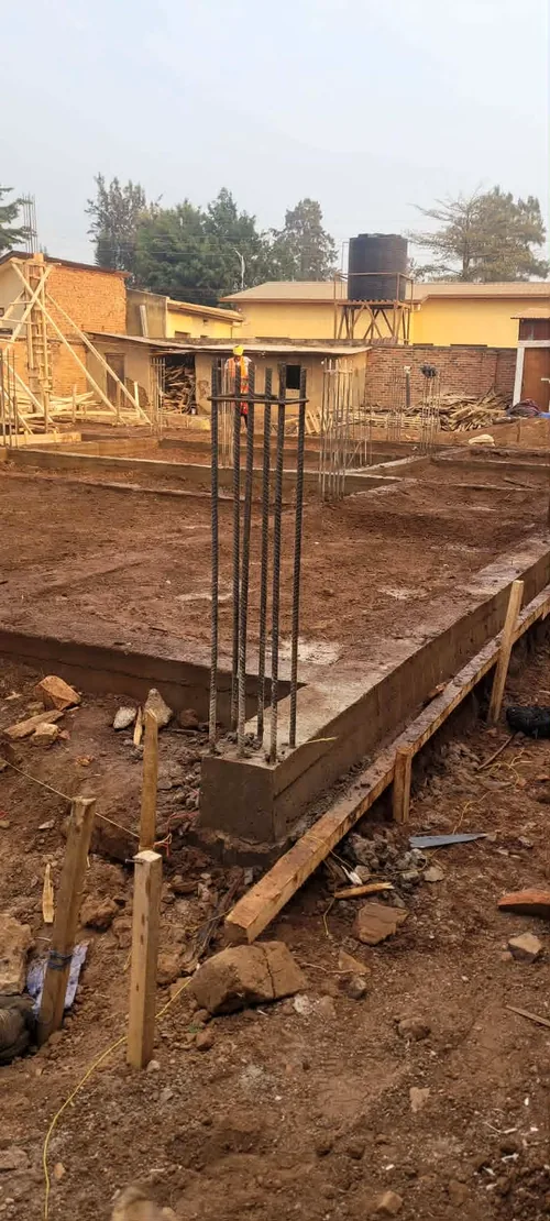 Armature d'acier d'une colonne sur semelle de béton