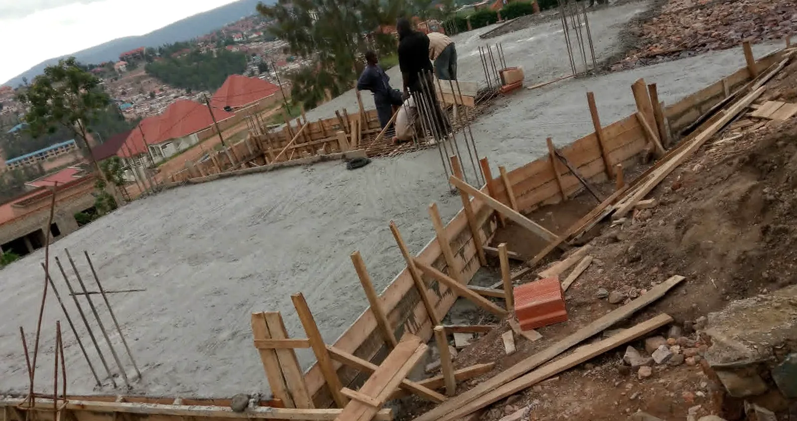 Coulée de dalle de béton sur un chantier PACOR, avec vue sur les collines
