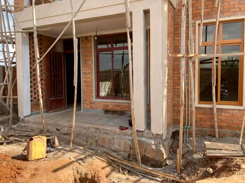 Entrée d'une résidence en brique en cours de finition