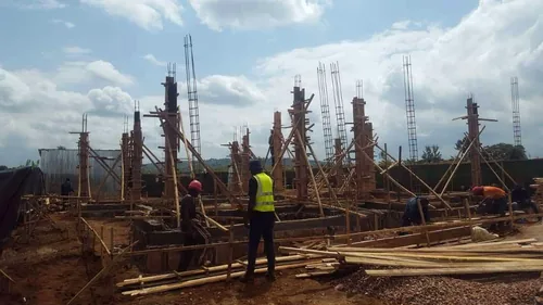 Structure de colonnes en béton armé sur le chantier