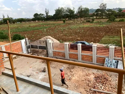 Vue depuis la terrasse sur le portail et le mur de clôture